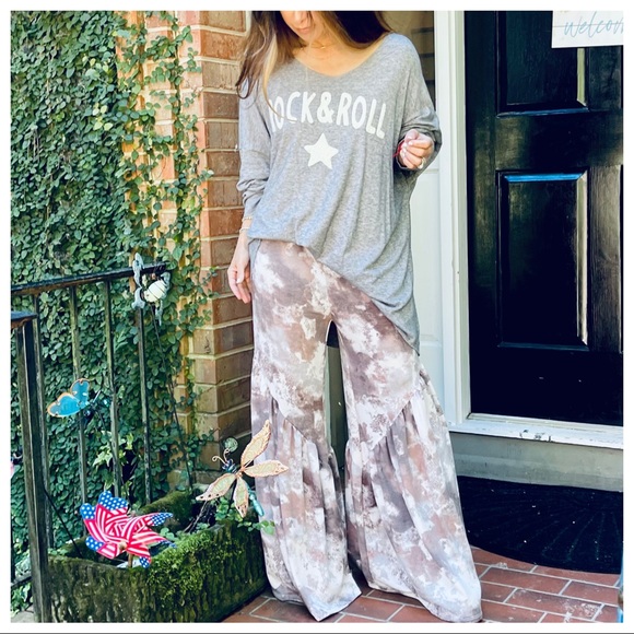 ShopEvelynne Sweaters - Made in Italy Rock and Roll soft loose Fit sweater